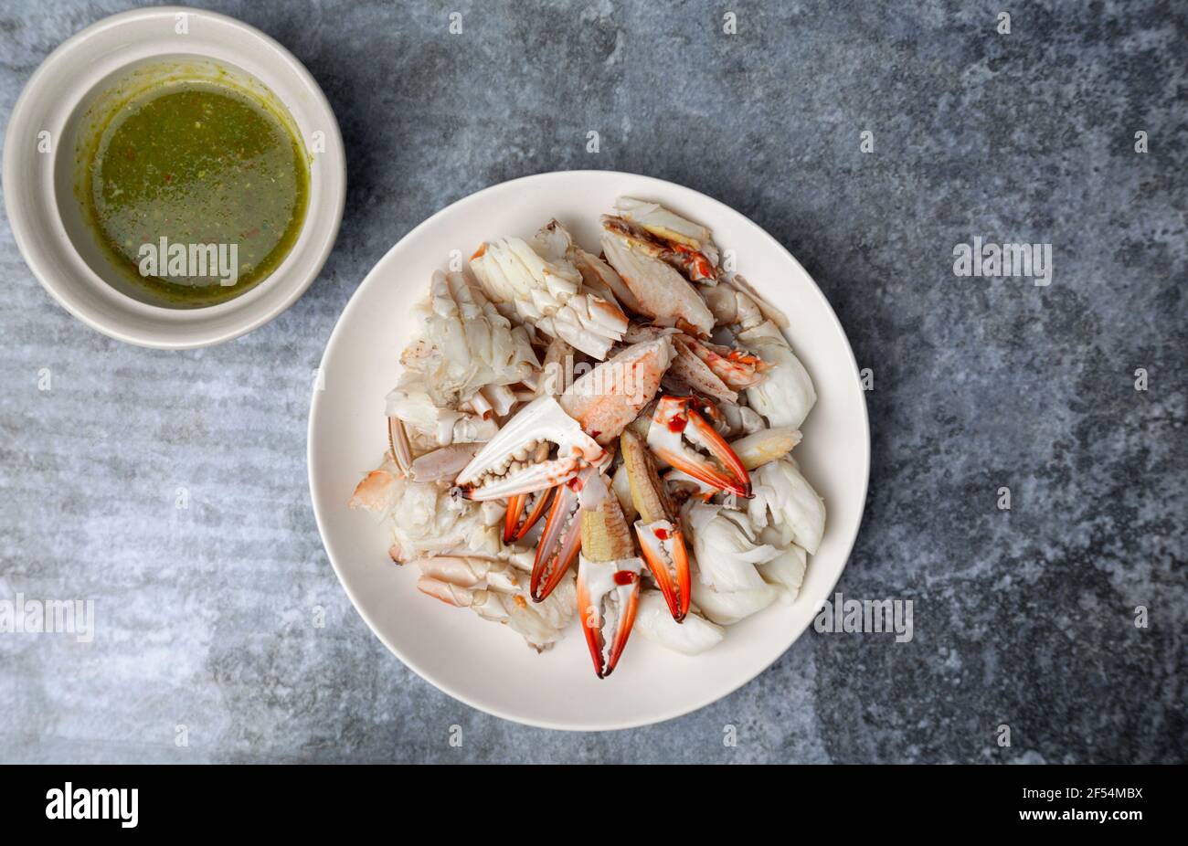 Blick von oben gedämpfte blaue Krabben mit Meeresfrüchte-Sauce. Stockfoto