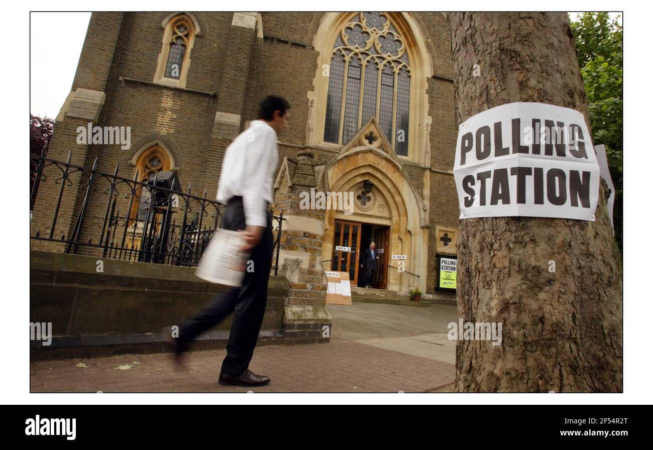 Langsame Abstimmung in SW London am Wahllokal in der church cor Upper Richmond Rd und Gwendolen Avespic David Sandison 10/6/2004 Stockfoto