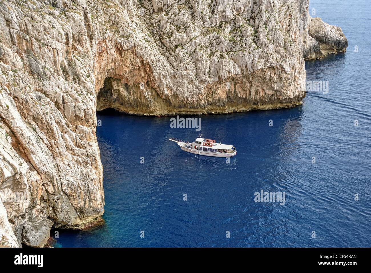 Geographie / Reisen, Italien, Sardinien, Ausflugsboot in der Nähe der Grotta di Nettuno, Neptunsgrotte, Parc, Additional-Rights-Clearance-Info-not-available Stockfoto