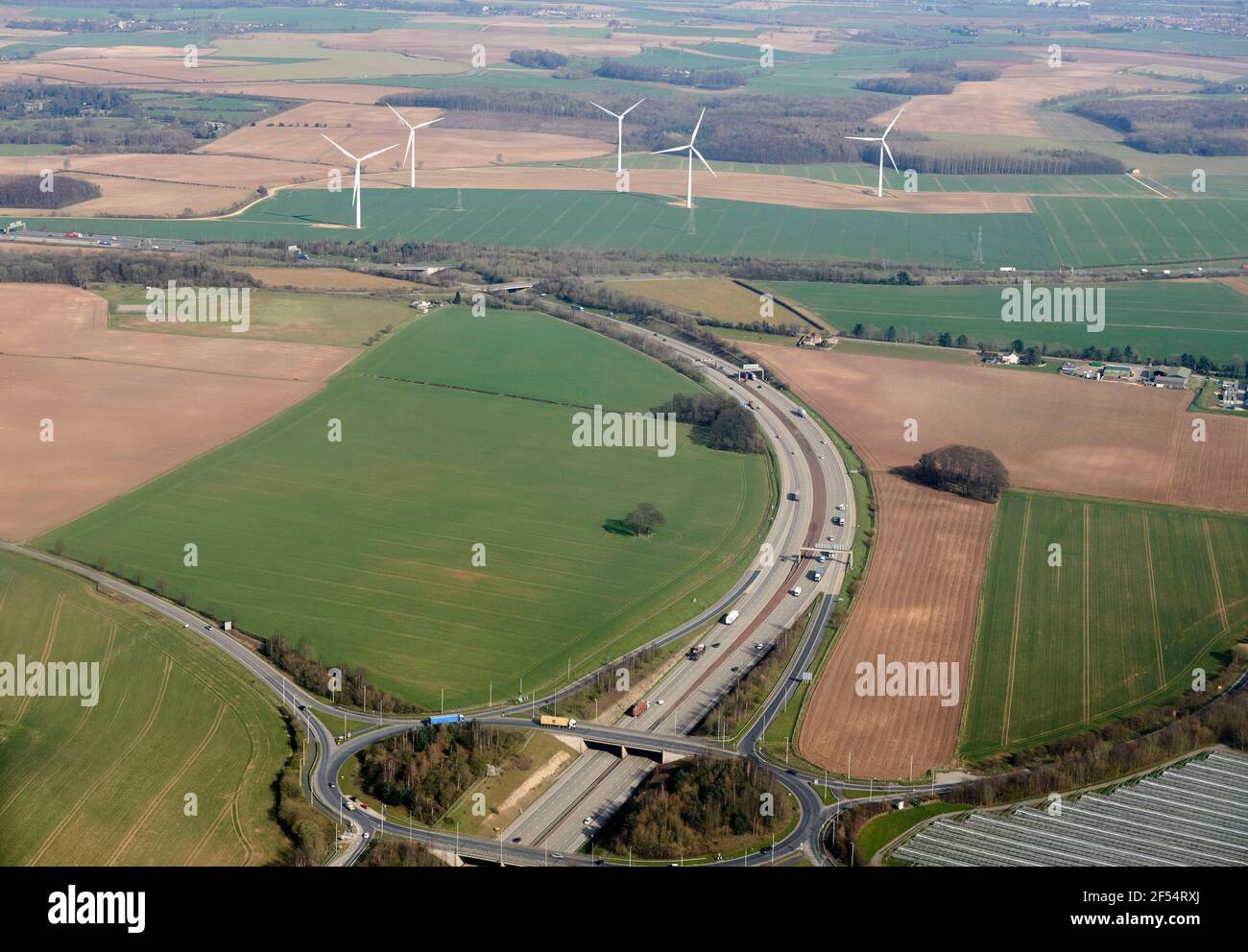 Eine Luftaufnahme des Endes der Autobahn /M1, wo sie auf die nordwärts gerichtete A1 trifft, in Aberford, West Yorkshire, Nordengland, Windturbinen entfernt Stockfoto