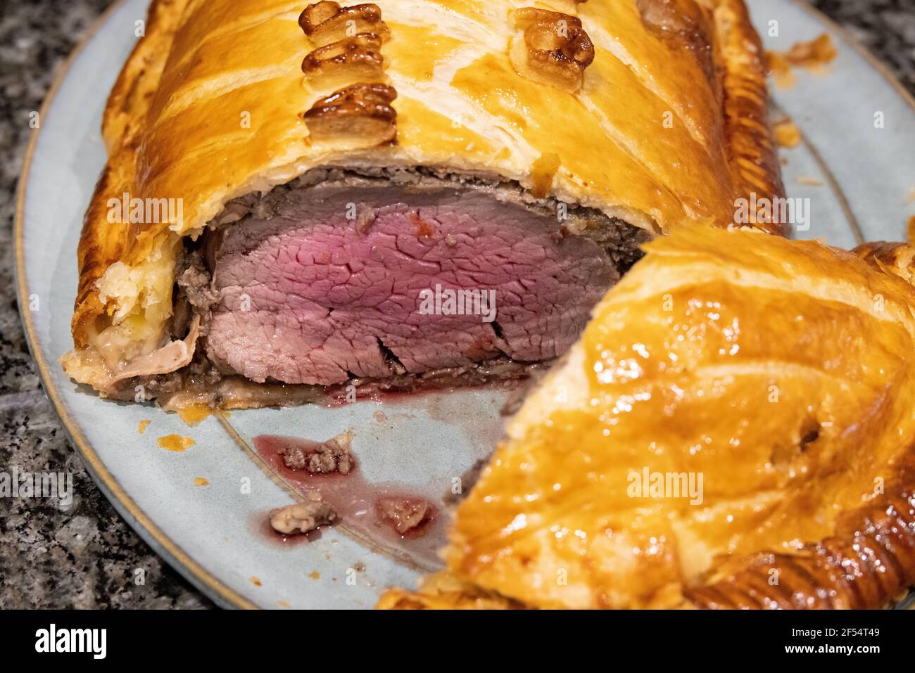 Rindfleisch Wellington, geschnitten, um seltene gekochte Filetrinde mit Kastanienpilzen, parmaschinken und Blätterteig (Rindfleisch en Croute) zu zeigen; und im Ofen gekocht; UK Stockfoto