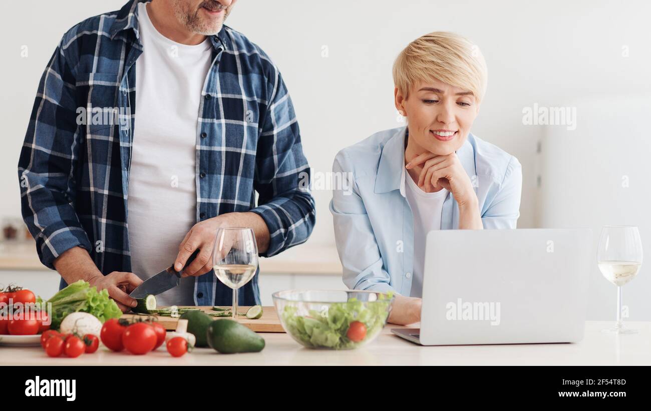 Telearbeit von zu Hause während der Zeit, Lebensmittel-Blogger und hausgemachtes Kochen covid-19 Stockfoto Telearbeit von zu Hause während der Zeit, Lebensmittel-Blogger und hausgemachtes Kochen covid-19 Stockfoto