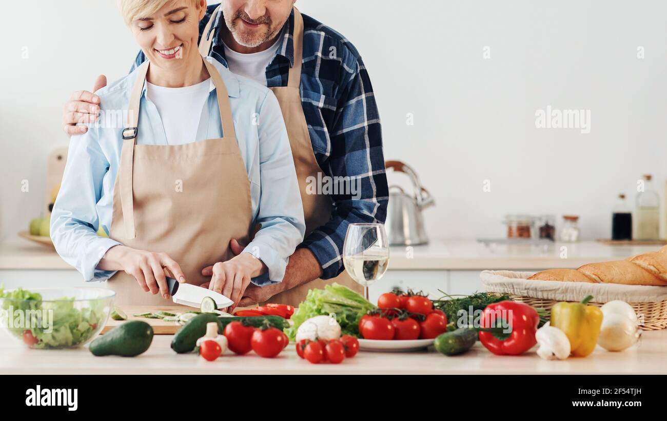 Kochen Sie gesunde Mahlzeit zu Hause und hausgemachte Speisen während COVID-19 Sperre Stockfoto
