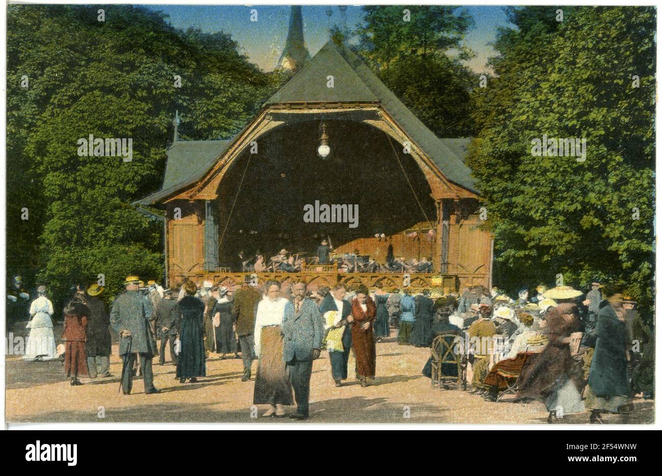 Auf dem Badeplatz während des Konzerts Bad Elster. Auf dem Badeplatz während des Konzerts Stockfoto