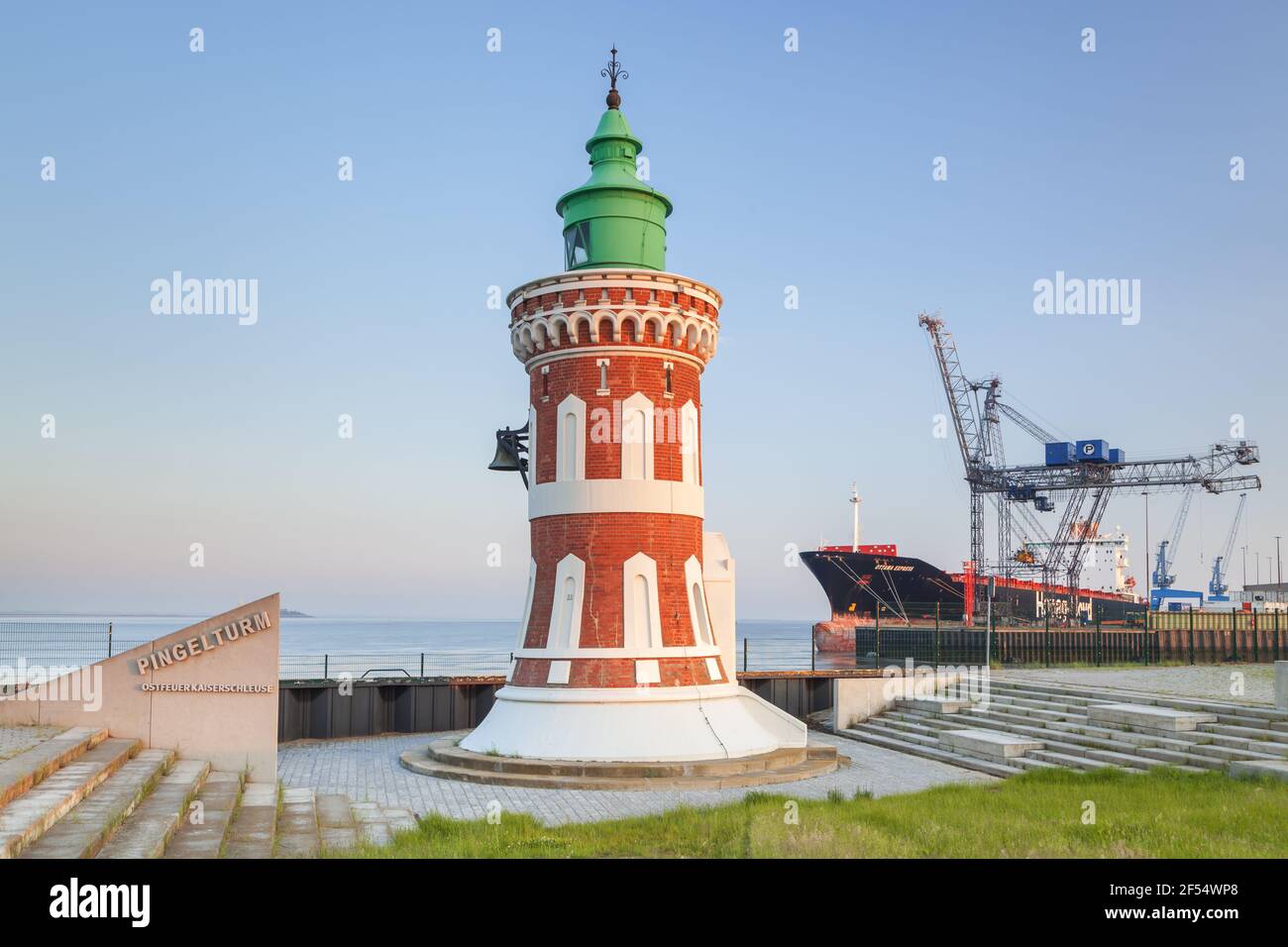 Geographie / Reisen, Deutschland, Bremen, Bremerhaven, Leuchtturm Kaiserschleuse (watergate) Ostfeuer, Additional-Rights-Clearance-Info-not-available Stockfoto