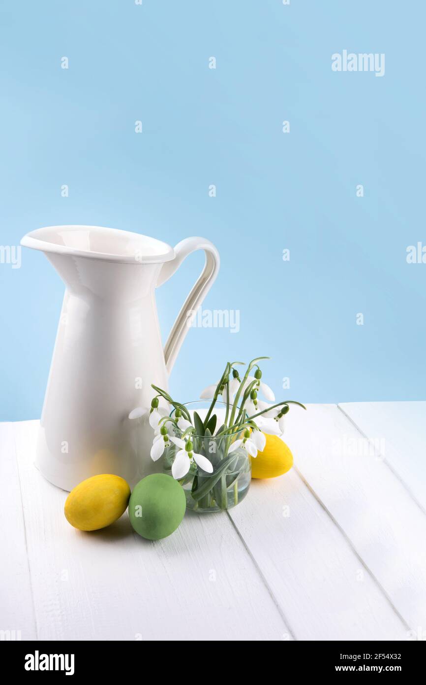 Hintergrund mit frischen Schneeglöckchen in einer Glasvase und ostern Eier Stockfoto