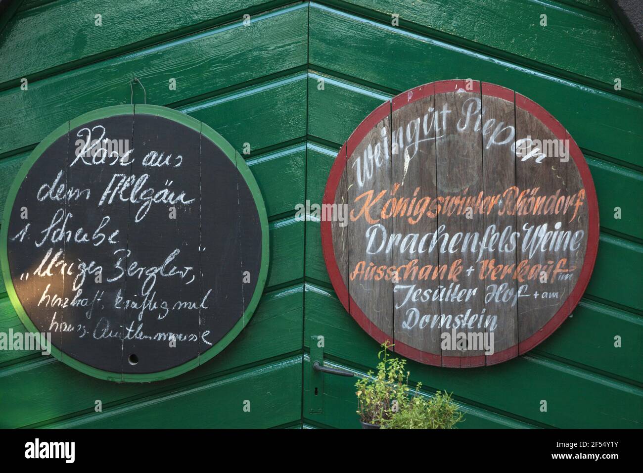 Geographie / Reisen, Deutschland, Nordrhein-Westfalen, Königswinter, Gutsschaenke des Weinguts Buzzer, Additional-Rights-Clearance-Info-not-available Stockfoto