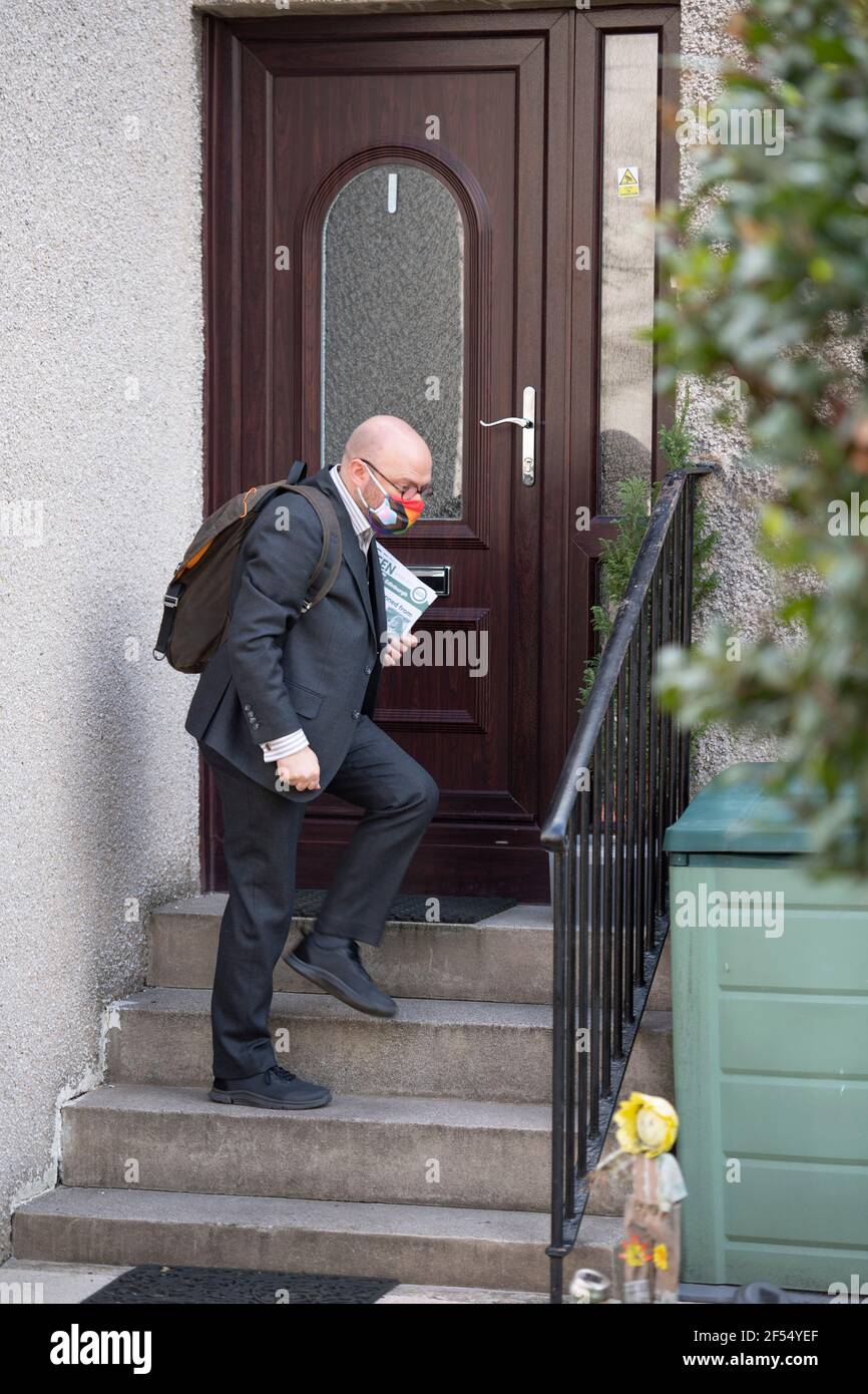 Edinburgh, Schottland, Großbritannien. März 2021, 24th. IM BILD: Patrick Harvie MSP. Die Co-Führer der Scottish Green Party Patrick Harvie MSP und Lorna Slater sind auf dem Wahlkampfpfad in Edinburgh, wo sie Flugblätter in Abbeyhill Crescent führen. Quelle: Colin Fisher/Alamy Live News Stockfoto