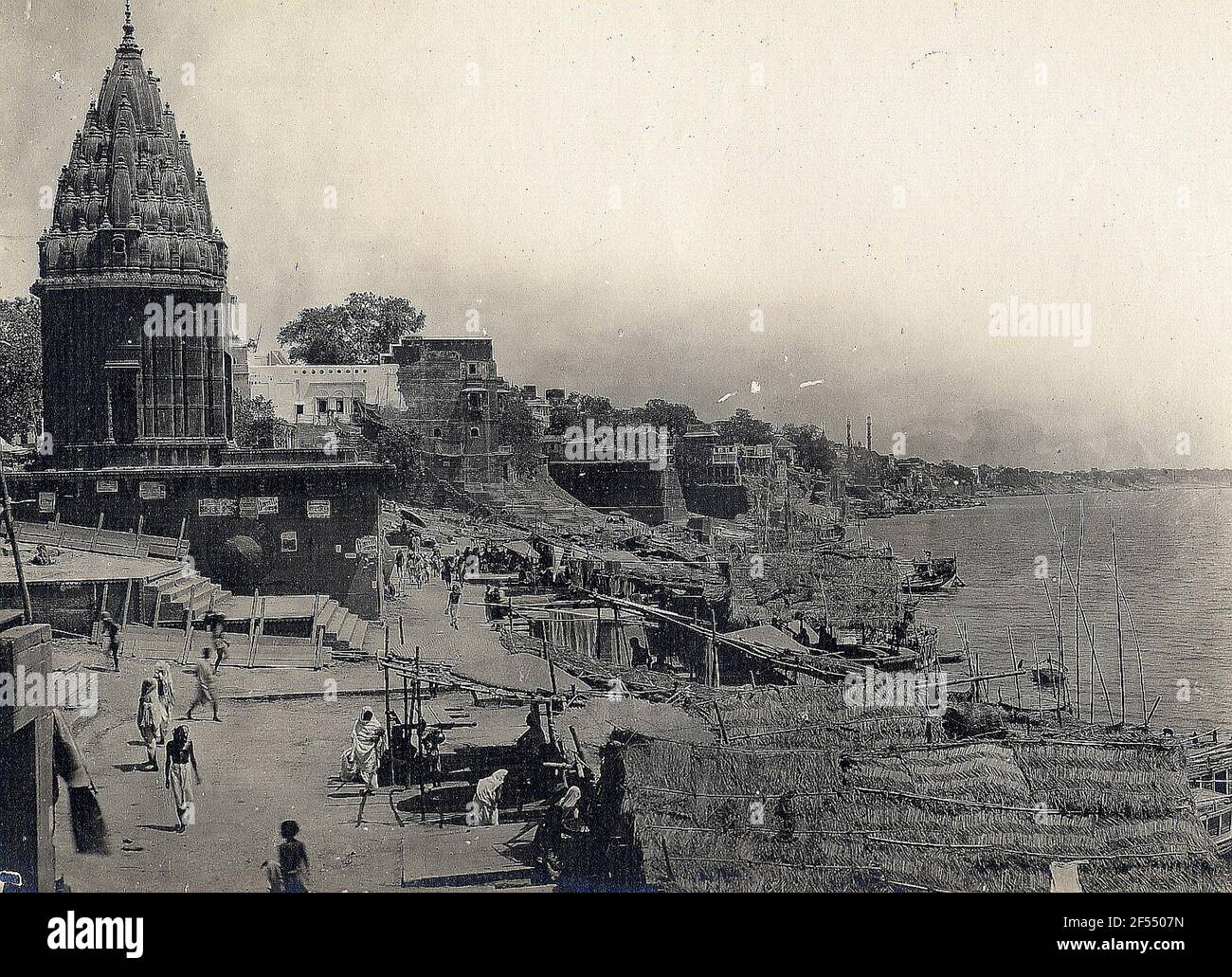 Varanasi (Benares), Indien. Tempel und Ghats am Heiligen Fluss Ganges Stockfoto