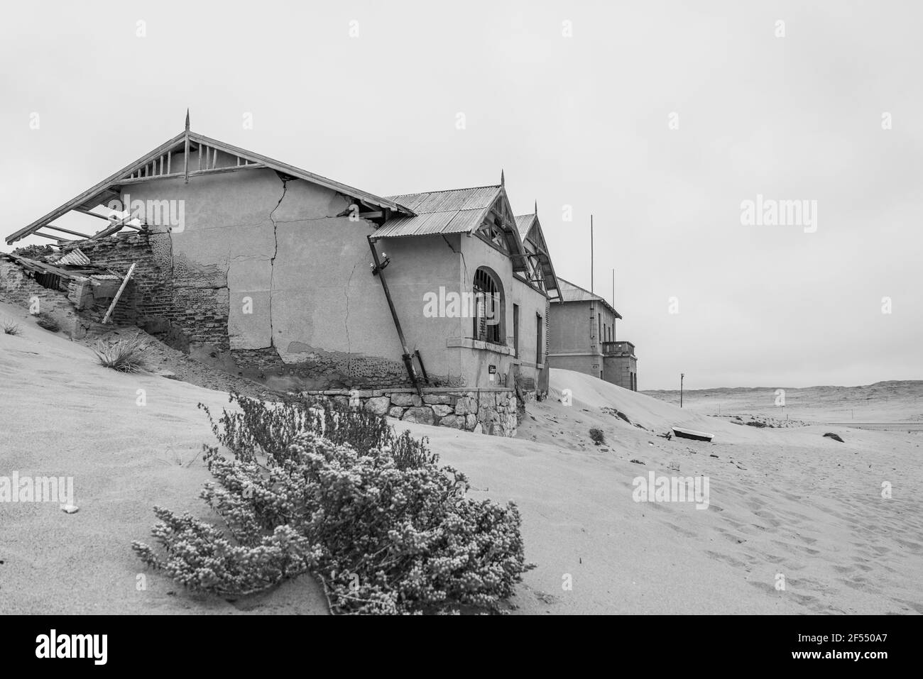 Deutsch Kolmanskop - Kolmannskuppe Geisterstadt in Namibia mit der Verlassene Gebäude in der Wüste Namib Stockfoto