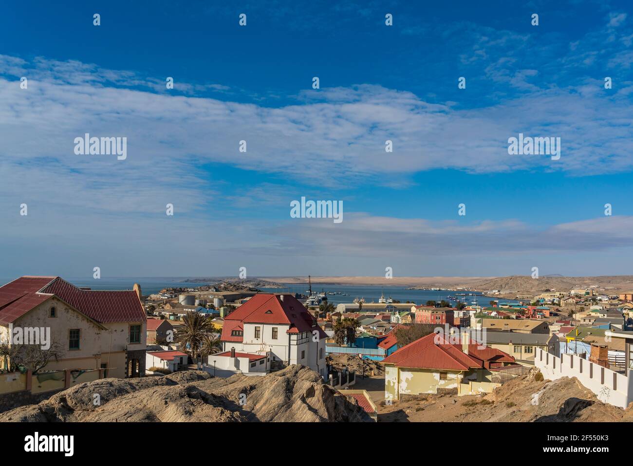 Schöne Sicht auf die Hafenstadt Luederitz - Luderitz im Süden Namibias, Afrika. Hintergrund blauer Himmel mit Wolken Stockfoto