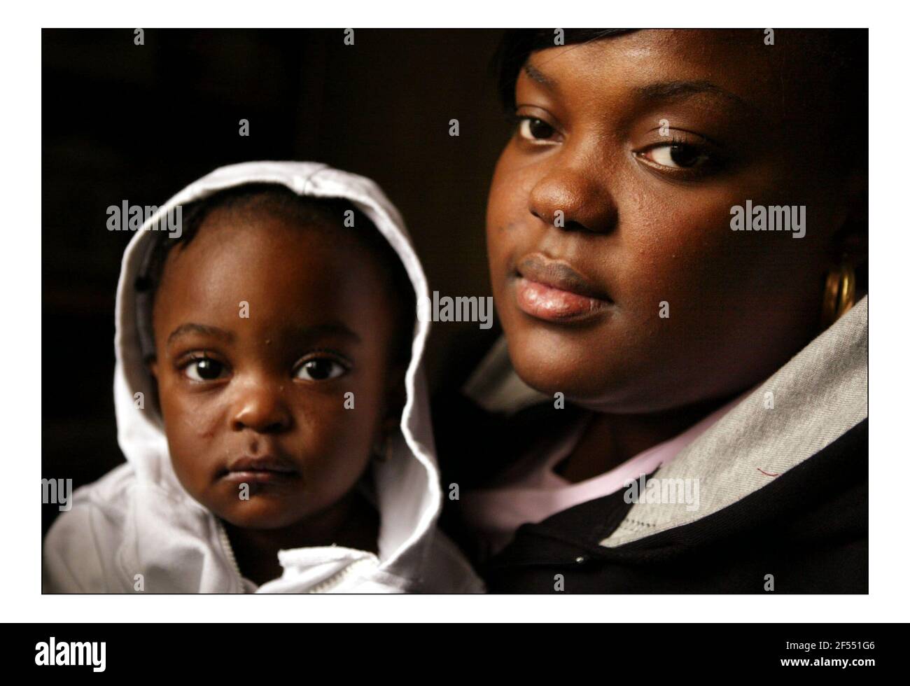 Teenagermutter Renee Mc Farlane 18 mit ihrer Tochter Serena Harde 16 Monate zu Hause in Süd-London.pic David Sandison 29/10/2004 Stockfoto