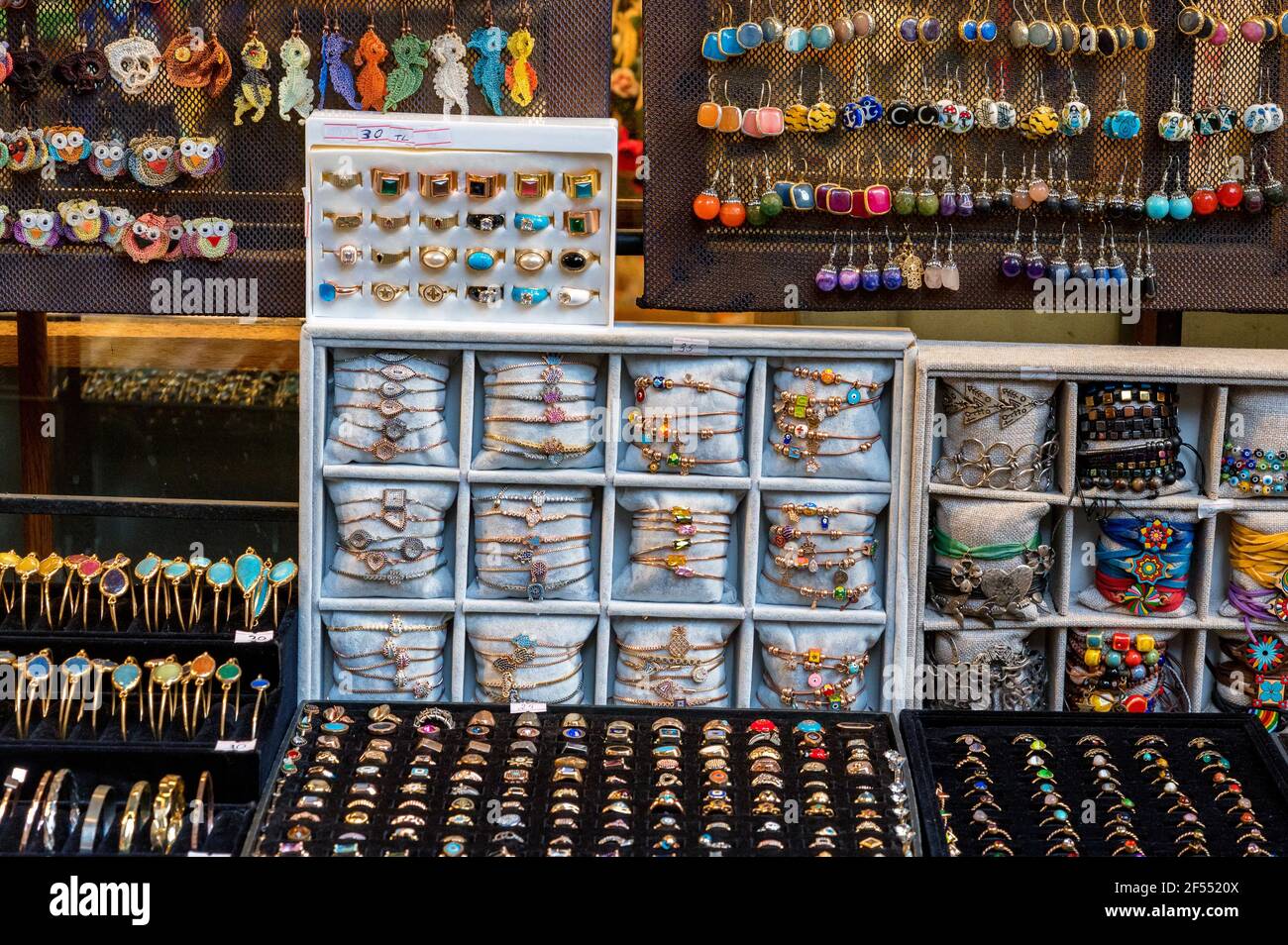 Alter Markt an der Straße des typischen türkischen Straßenbasars. Es ist Alltag auf der Marktstraße in der Nähe des Großen Basars in Istanbul. Ohrringe, Ringe und brac Stockfoto