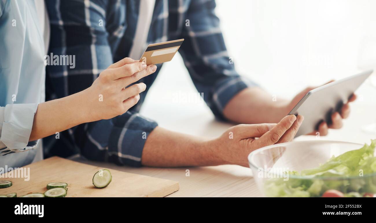 Online-Shopping, Bestellung von Lebensmitteln, moderne Technologie während COVID-19 Pandemie Stockfoto