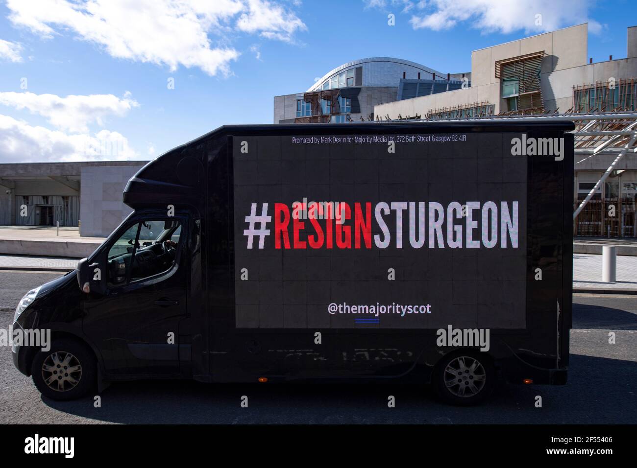 Edinburgh, Schottland, Großbritannien. März 2021, 24th. IM BILD: Eine mobile Plakatwand mit der Meldung „WE DON'T BELIEVIE YOU NICOLA“ sendet eine Nachricht an Holyrood außerhalb des schottischen Parlaments. Die Mehrheit, mit der Unterstützung von über 480 Spendern, die £12.000 für ihre Let's put up Plakatwände angehoben! Crowdfunding-Kampagne, startet die zweite Phase seiner #ResignSturgeon Kampagne, in einer Reihe von Kampagnen, die vor den schottischen Wahlen am 6. Mai. Ein Kredit: Colin Fisher/Alamy Live Nachrichten Stockfoto