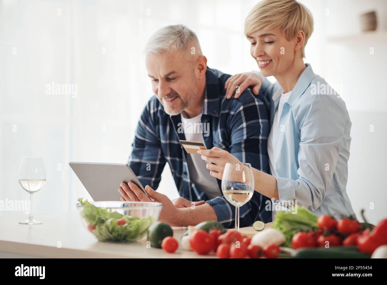 Online-Service, Einkaufen während covid-19 Quarantäne, leerer Raum Stockfoto