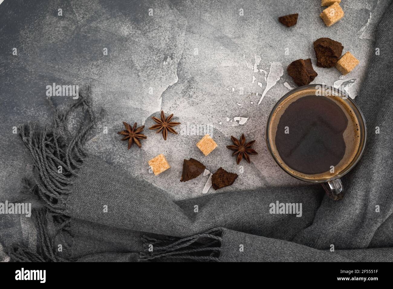 Kaffeetasse, Zucker und Schokolade auf dunklem Hintergrund. Flach liegend, Draufsicht Stockfoto