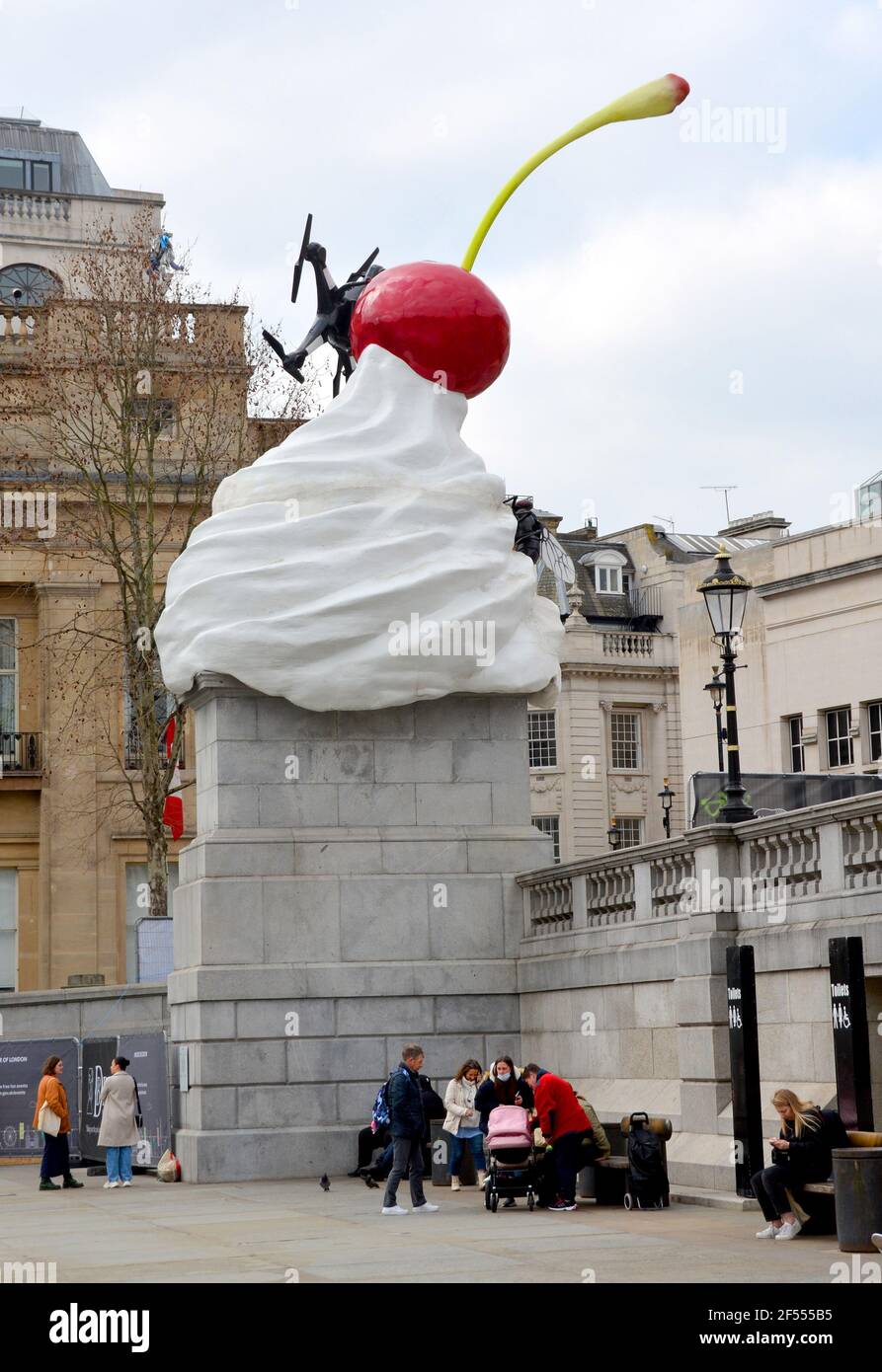 Foto muss gutgeschrieben werden ©Alpha Press 066465 23/03/2021 THE END von Heather Phillipson auf dem vierten Sockel am Trafalgar Square in London. Ein neues Kunstwerk der Künstlerin Heather Phillipson wurde am Donnerstag, dem 30. Juli, enthüllt. Es ist die 13th vierte Sockel kommission seit dem Programm begann im Jahr 1998, es ist auch die höchste bis heute mit 9,4m und einem Gewicht von 9 Tonnen. Heather PhillipsonÕs große physische und digitale Skulptur übertünchen den vierten Sockel mit einem riesigen Wirbel aus Schlagsahne, einer Kirsche, einer Fliege und einer Drohne, die ein Live-Feed des Trafalgar Square überträgt. Das Ende betitelt, suggeriert es sowohl Überschwänglichkeit als auch Stockfoto
