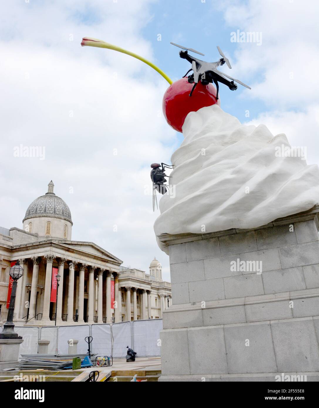 Foto muss gutgeschrieben werden ©Alpha Press 066465 23/03/2021 THE END von Heather Phillipson auf dem vierten Sockel am Trafalgar Square in London. Ein neues Kunstwerk der Künstlerin Heather Phillipson wurde am Donnerstag, dem 30. Juli, enthüllt. Es ist die 13th vierte Sockel kommission seit dem Programm begann im Jahr 1998, es ist auch die höchste bis heute mit 9,4m und einem Gewicht von 9 Tonnen. Heather PhillipsonÕs große physische und digitale Skulptur übertünchen den vierten Sockel mit einem riesigen Wirbel aus Schlagsahne, einer Kirsche, einer Fliege und einer Drohne, die ein Live-Feed des Trafalgar Square überträgt. Das Ende betitelt, suggeriert es sowohl Überschwänglichkeit als auch Stockfoto