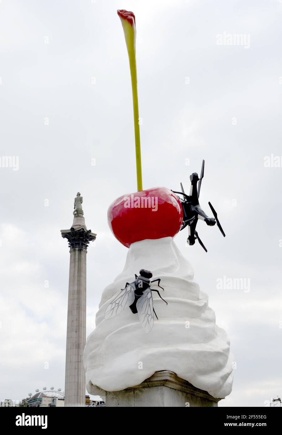 Foto muss gutgeschrieben werden ©Alpha Press 066465 23/03/2021 THE END von Heather Phillipson auf dem vierten Sockel am Trafalgar Square in London. Ein neues Kunstwerk der Künstlerin Heather Phillipson wurde am Donnerstag, dem 30. Juli, enthüllt. Es ist die 13th vierte Sockel kommission seit dem Programm begann im Jahr 1998, es ist auch die höchste bis heute mit 9,4m und einem Gewicht von 9 Tonnen. Heather PhillipsonÕs große physische und digitale Skulptur übertünchen den vierten Sockel mit einem riesigen Wirbel aus Schlagsahne, einer Kirsche, einer Fliege und einer Drohne, die ein Live-Feed des Trafalgar Square überträgt. Das Ende betitelt, suggeriert es sowohl Überschwänglichkeit als auch Stockfoto