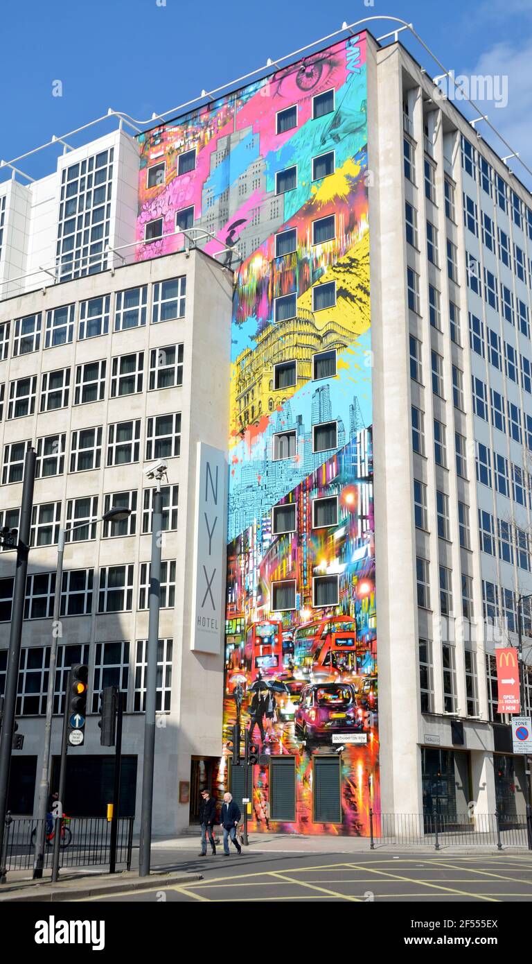 Foto muss gutgeschrieben werden ©Alpha Press 066465 23/03/2021 Wandbild des Straßenkünstlers Dan Kitchener auf der Seite des NYX Hotel London Holborn in Southampton Row in London. Mit einer Höhe von über 35m/125ft ist dies das größte Wandgemälde in London. Stockfoto