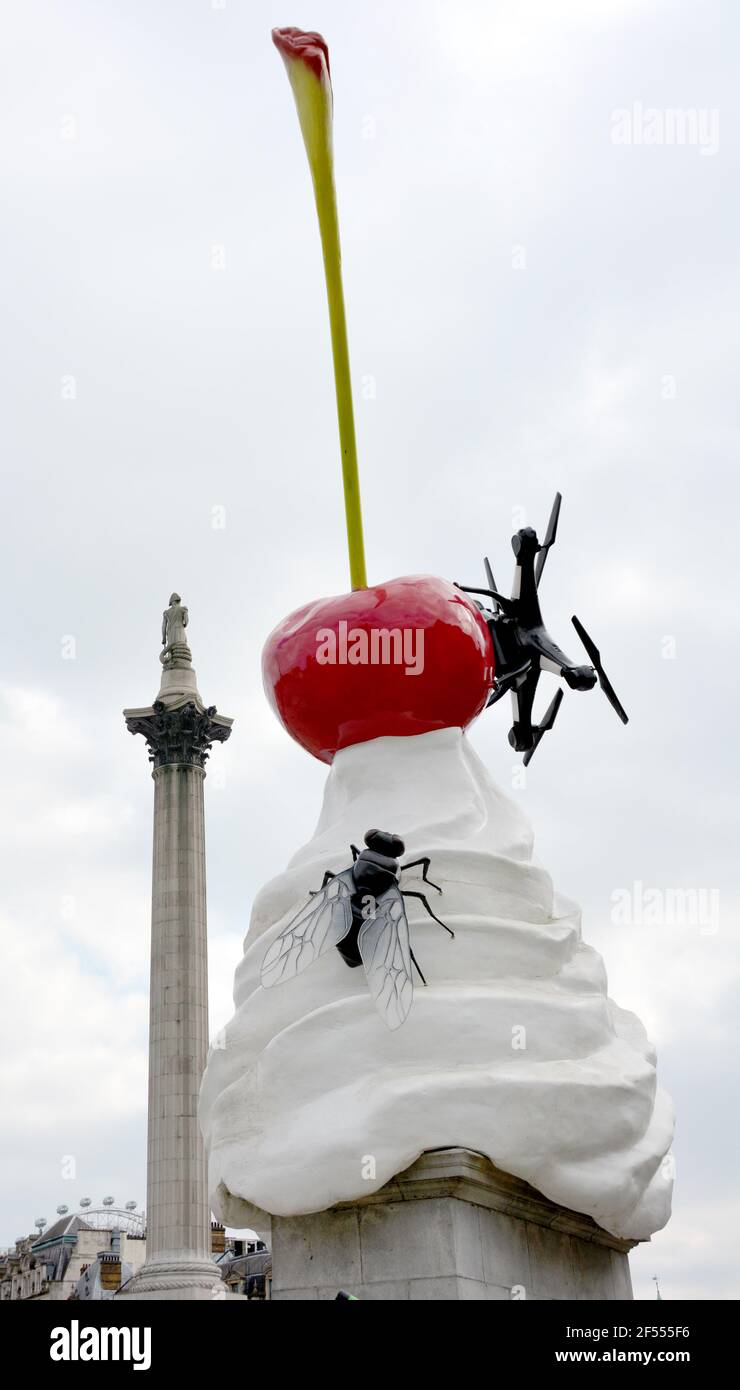 Foto muss gutgeschrieben werden ©Alpha Press 066465 23/03/2021 THE END von Heather Phillipson auf dem vierten Sockel am Trafalgar Square in London. Ein neues Kunstwerk der Künstlerin Heather Phillipson wurde am Donnerstag, dem 30. Juli, enthüllt. Es ist die 13th vierte Sockel kommission seit dem Programm begann im Jahr 1998, es ist auch die höchste bis heute mit 9,4m und einem Gewicht von 9 Tonnen. Heather PhillipsonÕs große physische und digitale Skulptur übertünchen den vierten Sockel mit einem riesigen Wirbel aus Schlagsahne, einer Kirsche, einer Fliege und einer Drohne, die ein Live-Feed des Trafalgar Square überträgt. Das Ende betitelt, suggeriert es sowohl Überschwänglichkeit als auch Stockfoto
