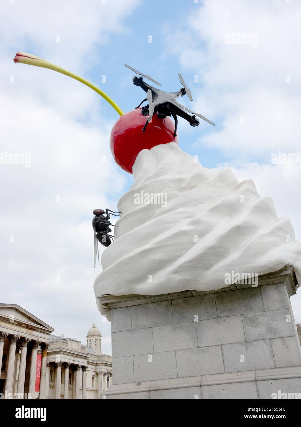 Foto muss gutgeschrieben werden ©Alpha Press 066465 23/03/2021 THE END von Heather Phillipson auf dem vierten Sockel am Trafalgar Square in London. Ein neues Kunstwerk der Künstlerin Heather Phillipson wurde am Donnerstag, dem 30. Juli, enthüllt. Es ist die 13th vierte Sockel kommission seit dem Programm begann im Jahr 1998, es ist auch die höchste bis heute mit 9,4m und einem Gewicht von 9 Tonnen. Heather PhillipsonÕs große physische und digitale Skulptur übertünchen den vierten Sockel mit einem riesigen Wirbel aus Schlagsahne, einer Kirsche, einer Fliege und einer Drohne, die ein Live-Feed des Trafalgar Square überträgt. Das Ende betitelt, suggeriert es sowohl Überschwänglichkeit als auch Stockfoto
