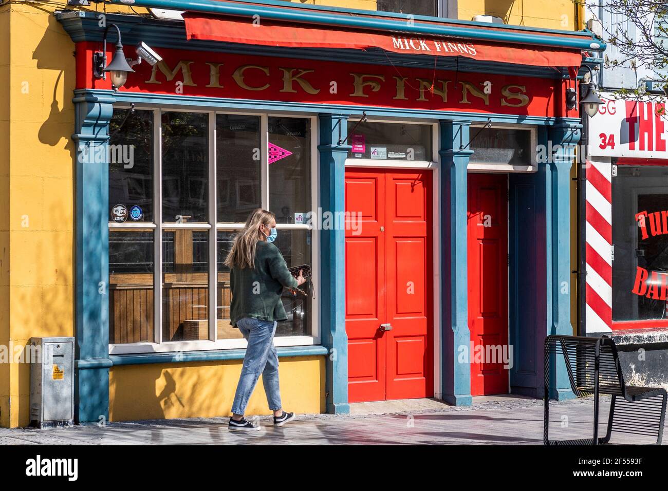 Clonakilty, West Cork, Irland. März 2021, 24th. Mick Finns Pub in Clonakilty bleibt wegen der COVID-19 Pandemie geschlossen, da die Republikaner landesweit alle Pubs wieder öffnen wollen. Vermieter wollen keinen Unterschied zwischen Pubs, die Essen servieren, und so genannten "nassen" Pubs. Quelle: AG News/Alamy Live News Stockfoto