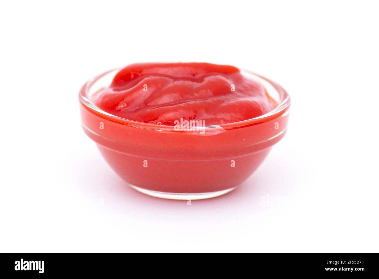 Frisches Tomatenketchup in kleiner Glasschüssel, Tomatensauce Stockfoto