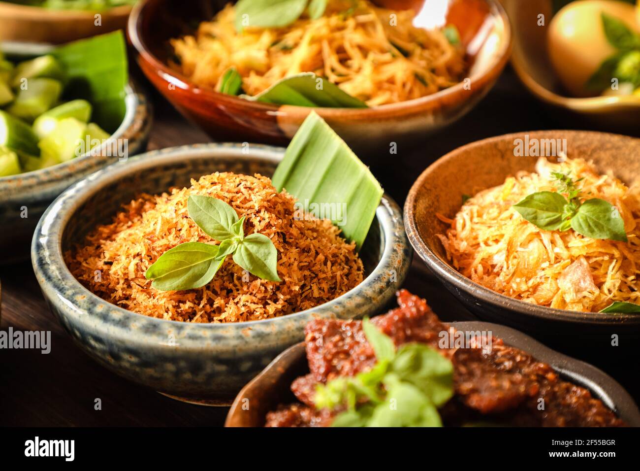 Serundeng Kelapa. Herzhaft geröstete Kokosraspeln. Eine Beilage für Nasi Ulam Betawi Stockfoto