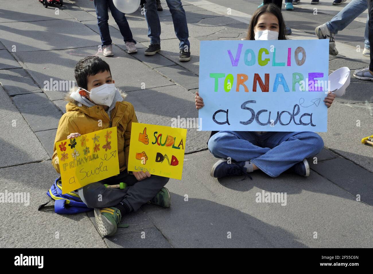 Mailand, 21. März 2021, Demonstration von dem Netzwerk Scuola in Presenza (Schule in Anwesenheit) organisiert, um die Wiedereröffnung der Schulen und das Ende des DAD, Fernstudium, von der Regierung, um die Epidemie von Covid19 Virus zu begrenzen verabschiedet zu fordern Stockfoto