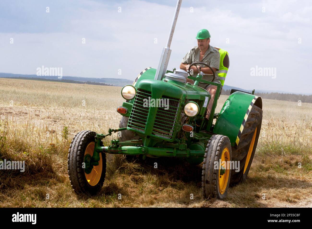 Zetor 50 Super, Traktor aus den späten 50er Jahren Farmer Drive Stockfoto