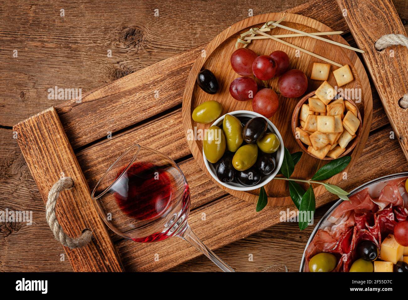 Antipasto-Platte auf Holztablett. Draufsicht Stockfoto