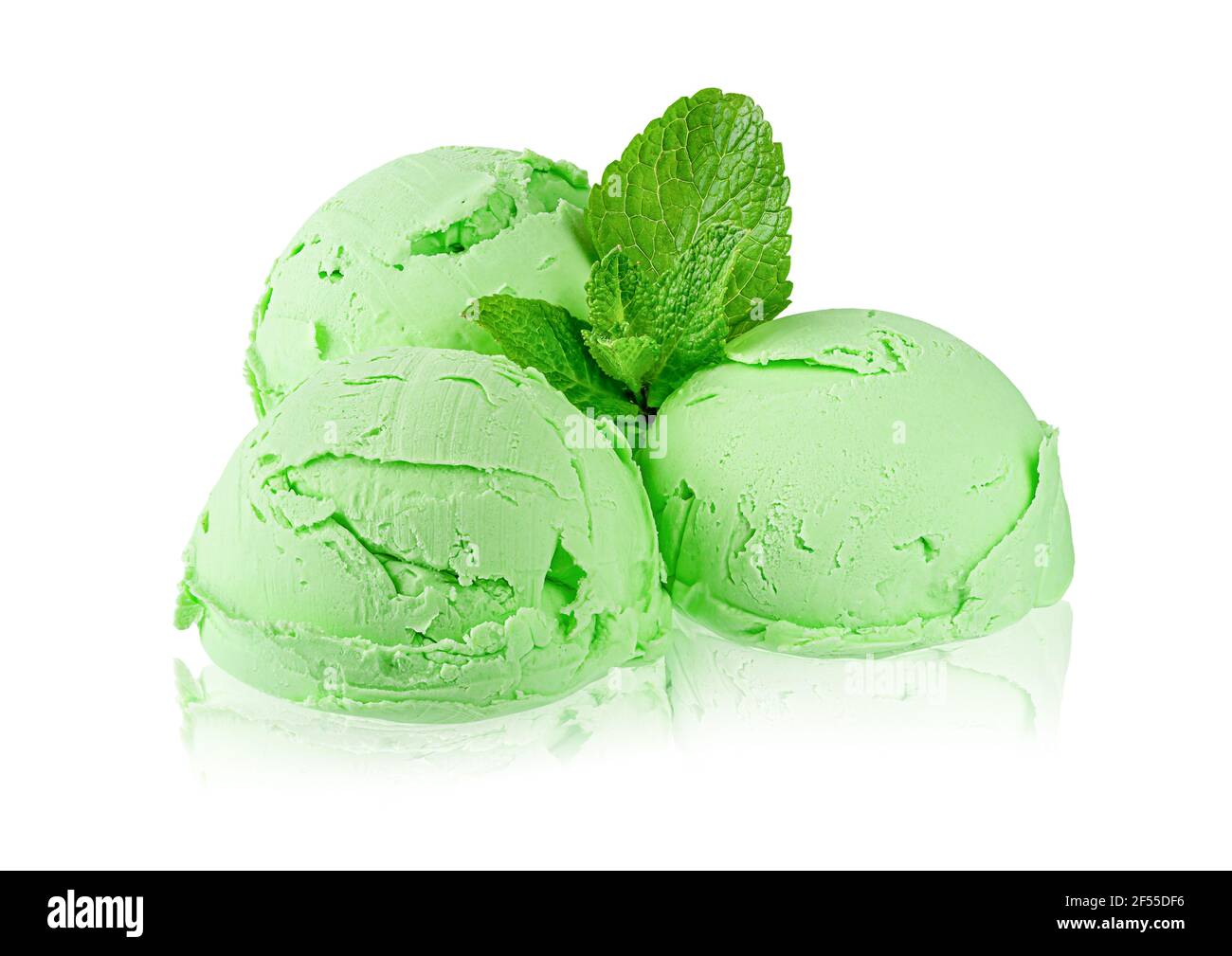Schaufeln von grünen Minze Eis mit Blättern isoliert, Clipping Pfad. Stockfoto