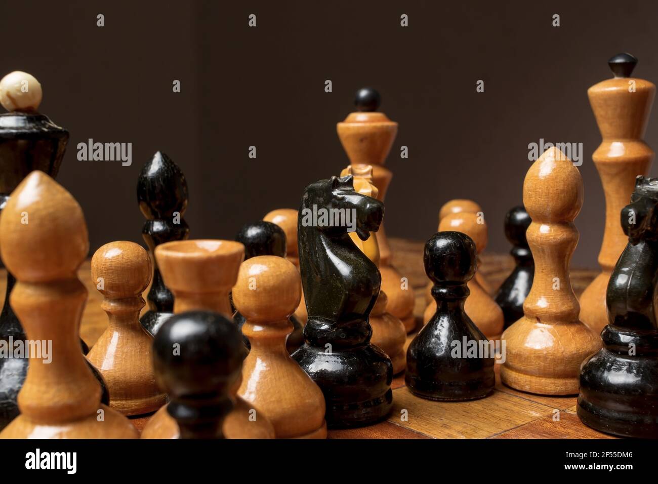 Alte Holzschach stehende Gruppe auf dem Brett, als ob etwas zu planen. Stockfoto