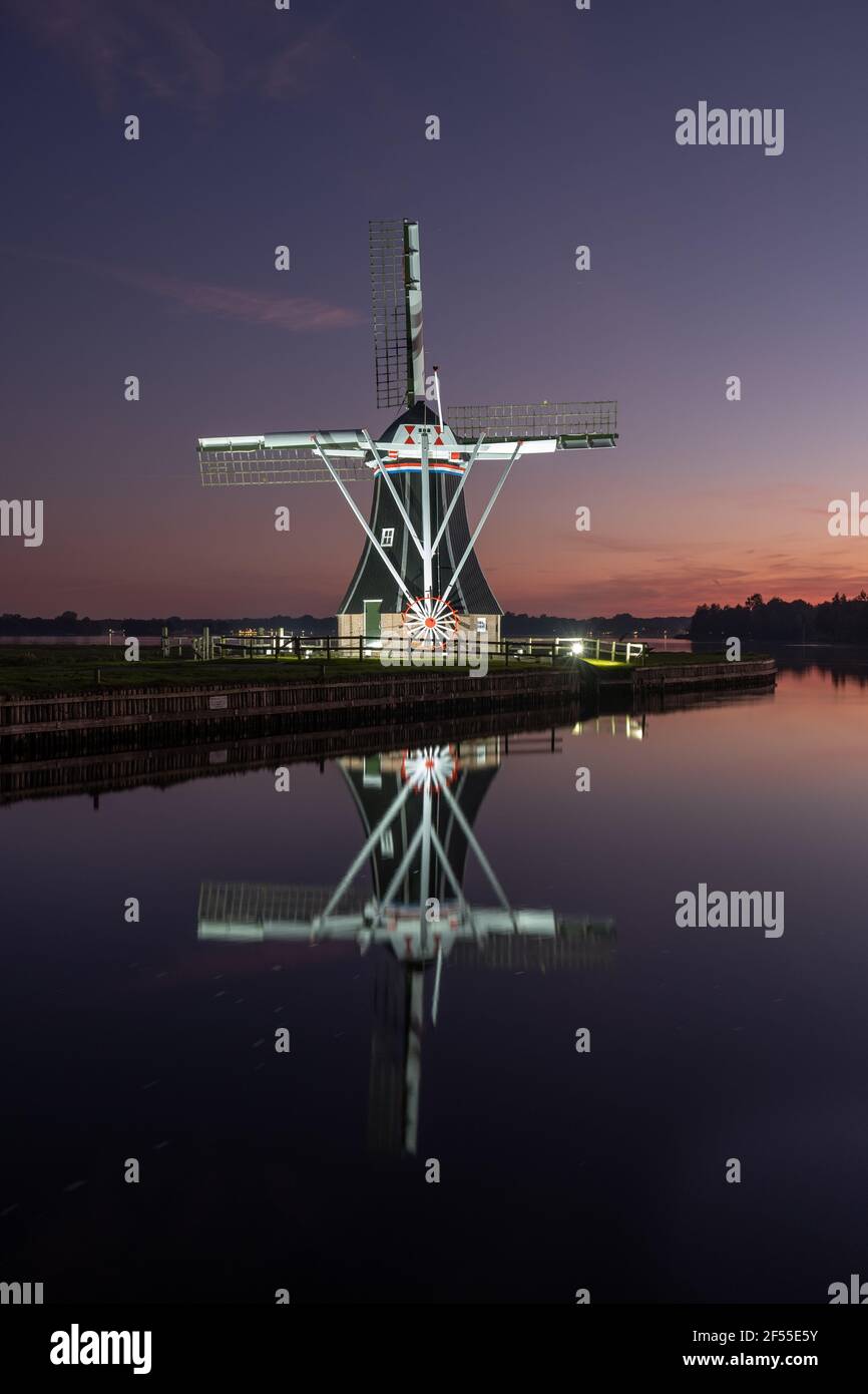 Sonnenuntergang Reflexion von Helper Windmill in Groningen, Niederlande Stockfoto