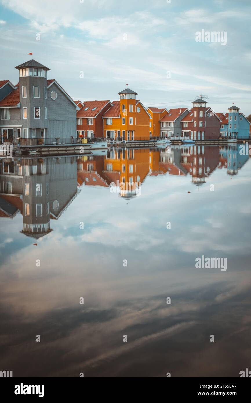 Bunte Häuser von Reitdiephaven in Groningen, Niederlande. Erstaunliche Reflexionen im Wasser. Stockfoto