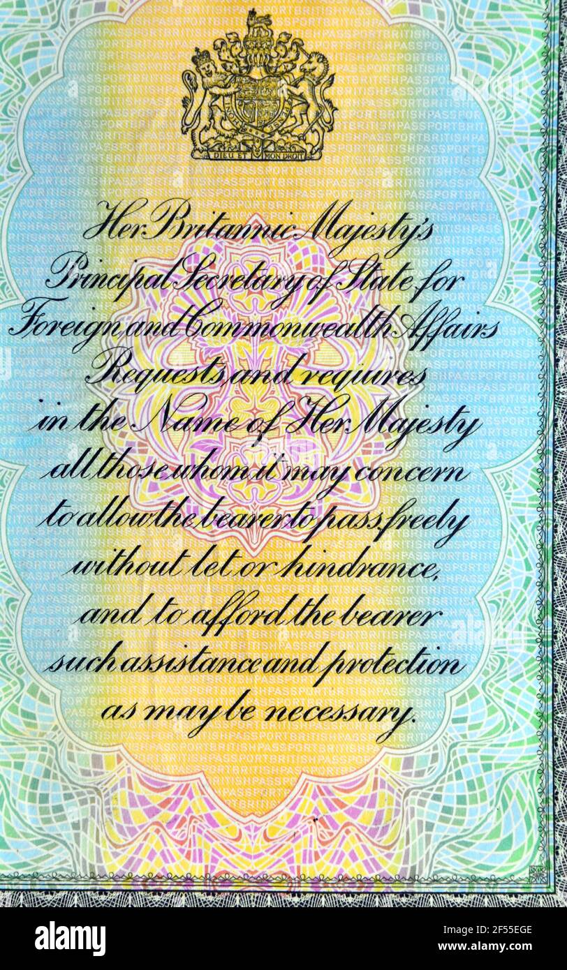Erste Seite des britischen Reisepasses der 1980er Jahre: 'Der Außenminister Ihrer Majestät bittet und verlangt im Namen Ihrer Majestät alle, die er darf Stockfoto