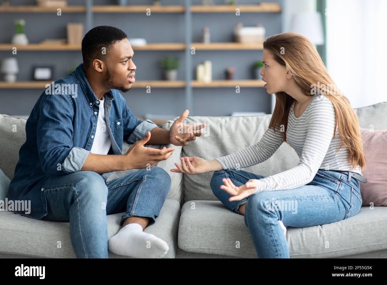 Gemischte Paare Konflikte. Junge Interracial Liebhaber Streiten Sich Zu Hause Stockfoto