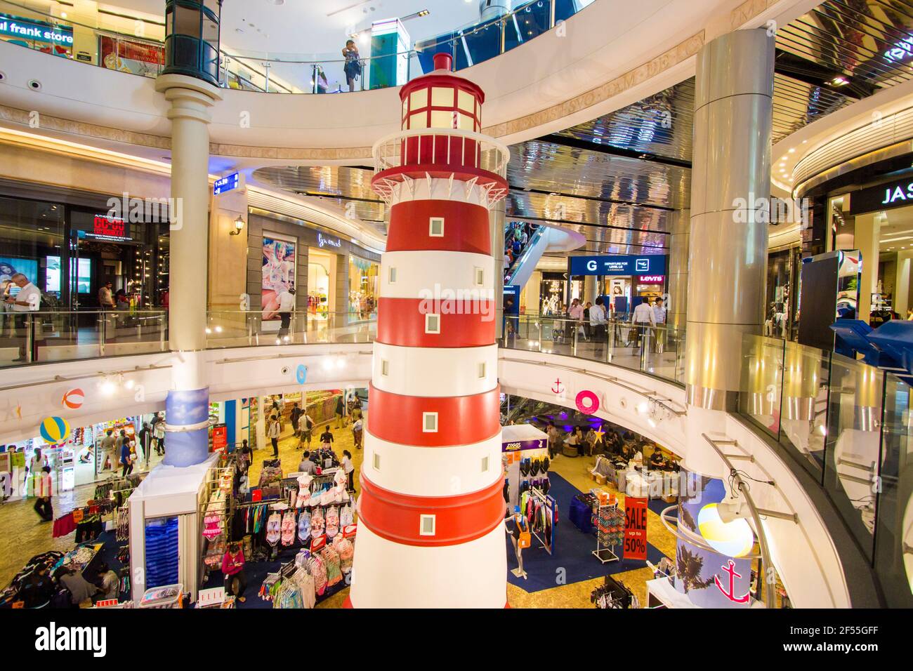 Lustige, alberne Innenausstattung des Terminals 21 Shopping Mall mit einzigartigen architektonischen Modellen. Hier ein gestreifter Leuchtturm. In Bangkok, Thailand. Stockfoto