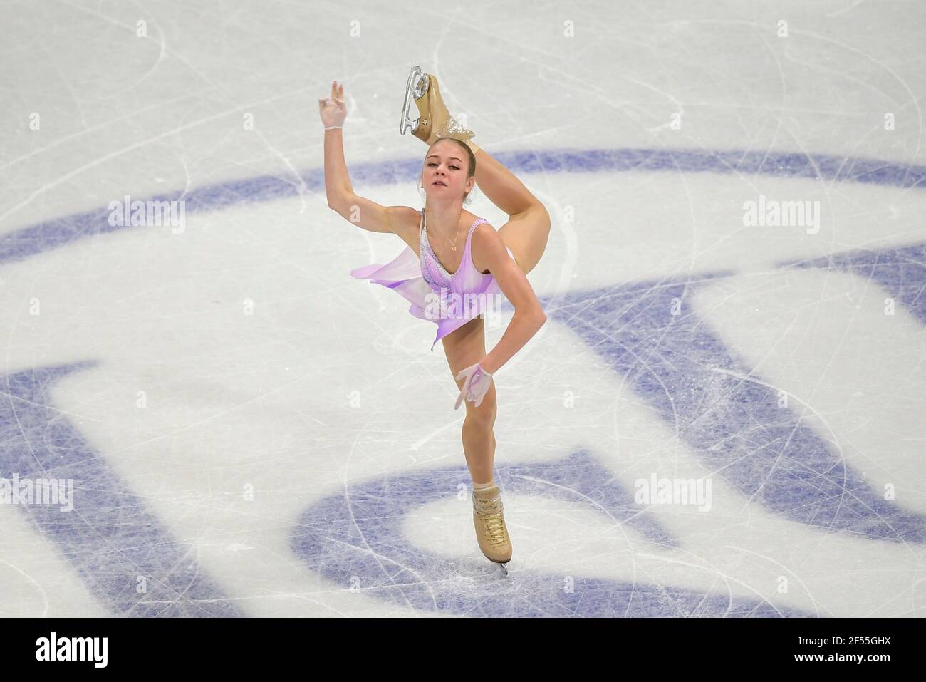 STOCKHOLM 2021-03-24Alexandra Trusova aus Russland während des Kurzprogramms der Frauen bei ISU-Eiskunstlauf-Weltmeisterschaften. Foto: Pontus Lundahl / TT / code10050 *** SCHWEDEN AUS *** Stockfoto