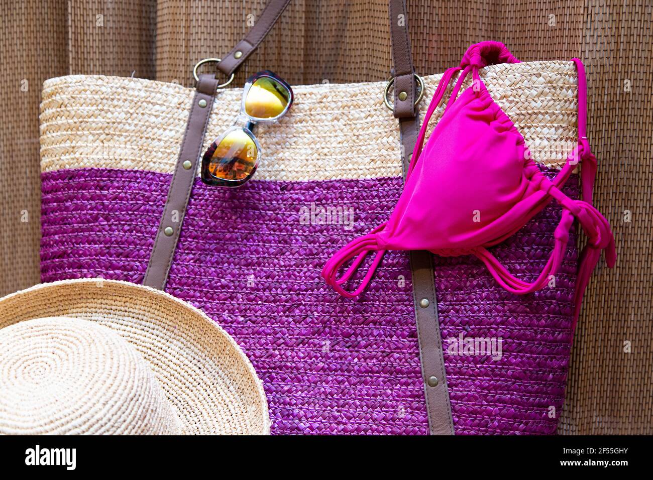 Strand-Accessoires auf einem braunen Tiki-Stil Hintergrund Stockfoto