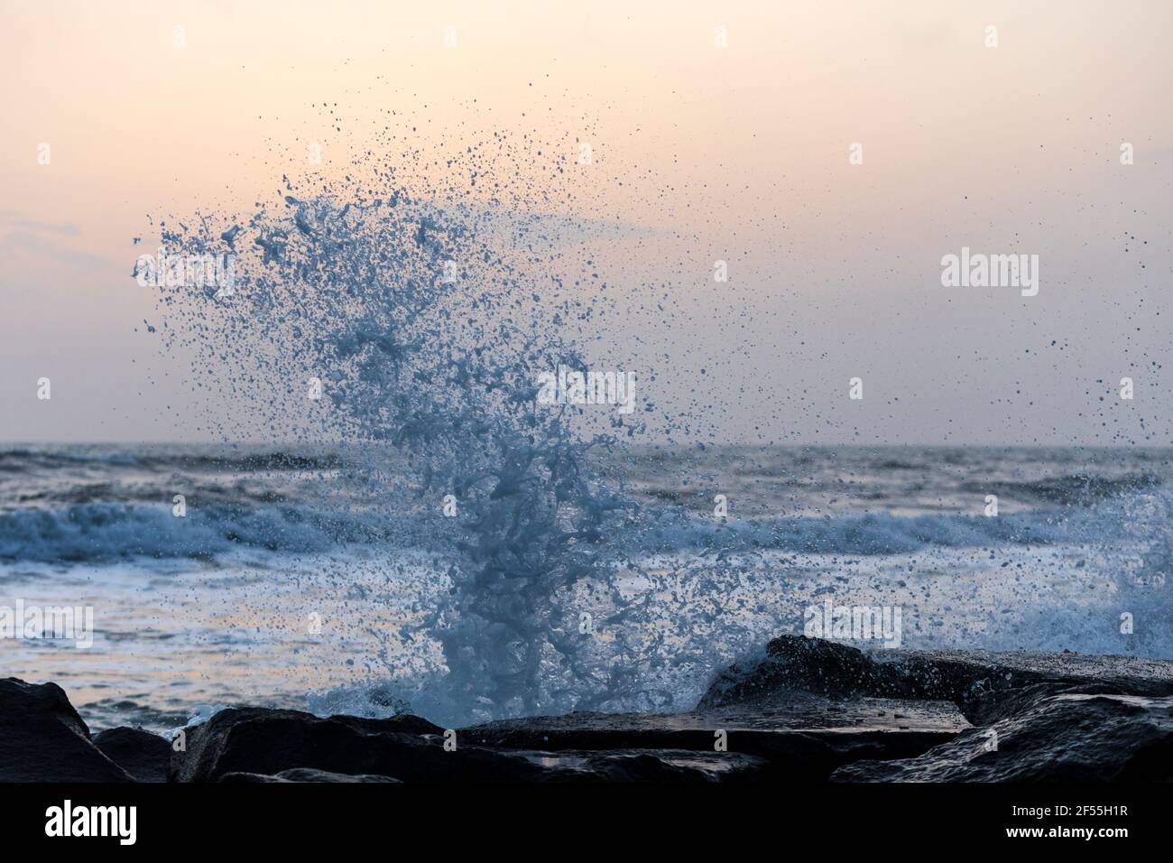 Die Welle trifft die Felsen Stockfoto