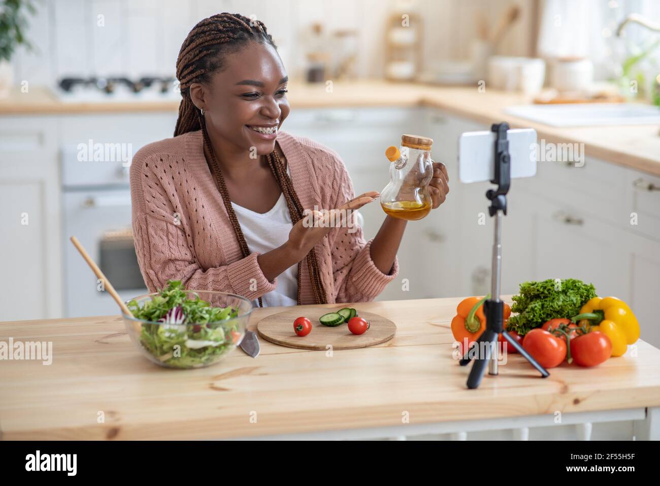 Kulinarisches Vlog. Lächelnde Schwarze Lebensmittel Blogger Frau Aufnahme Video-Inhalte In Der Küche Stockfoto