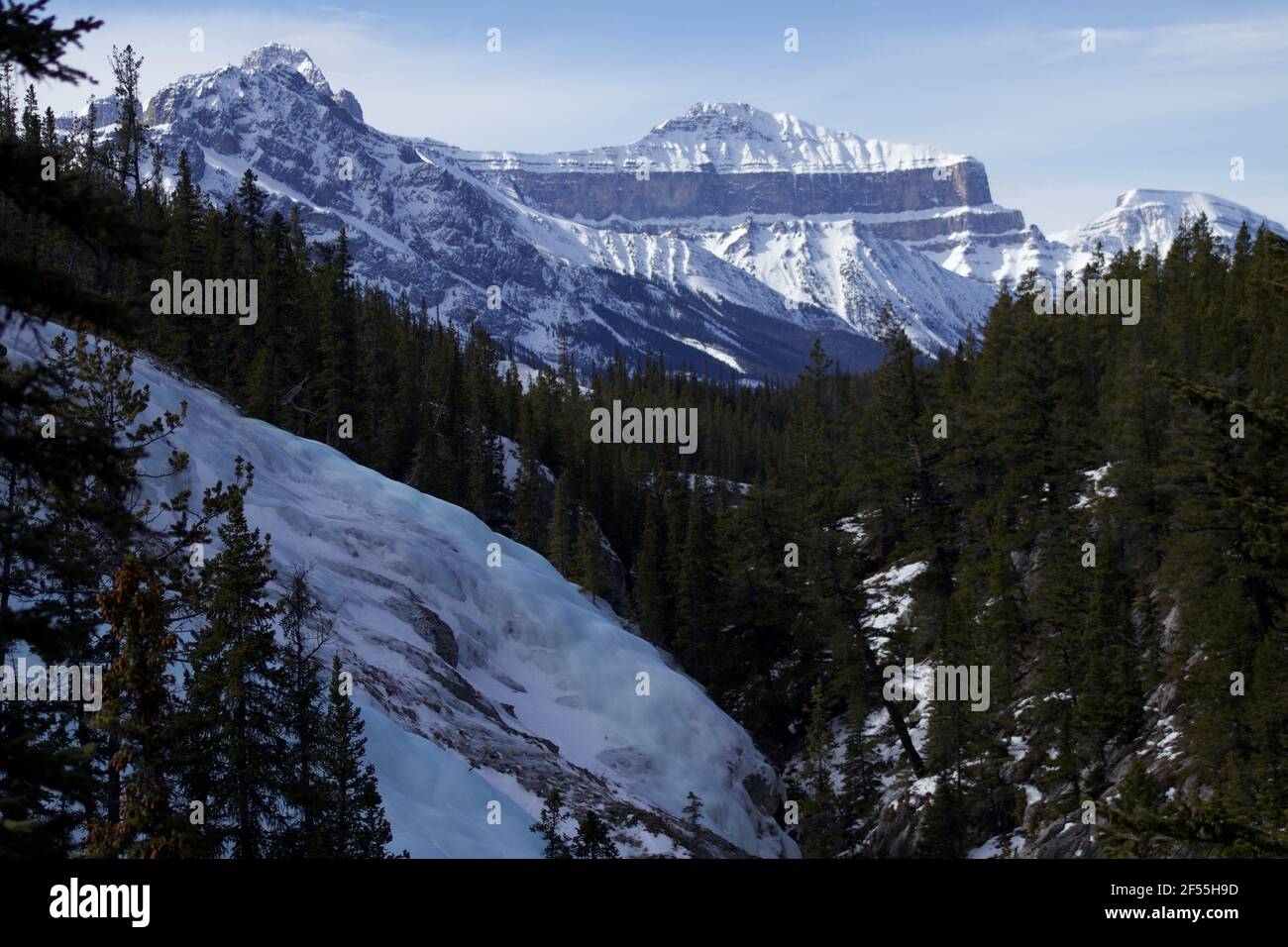 Cline River Canyon Eisfälle und Berge Stockfoto