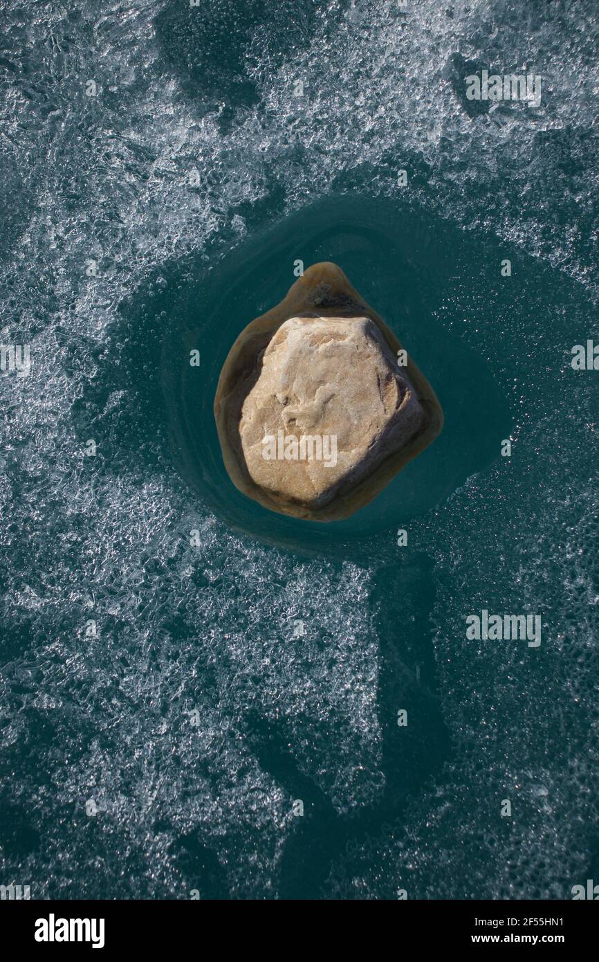 Rock auf grünem Eis strukturiert Abraham Lake Alberta Stockfoto