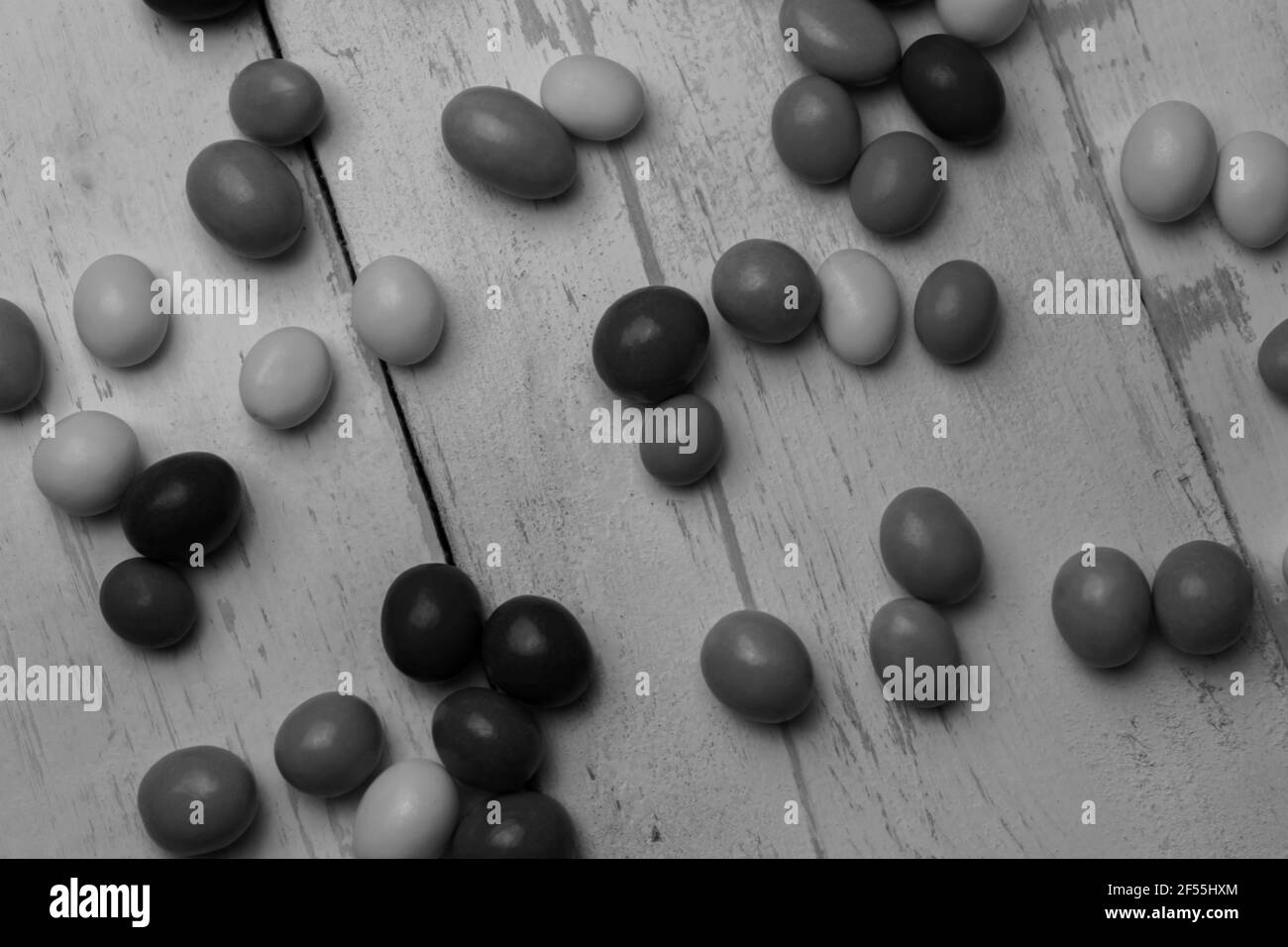 Draufsicht der Schokolade Kugeln background.Black und White kreativen Fotografie Stil, Süßigkeiten und Süßigkeiten Hintergrund. Stockfoto