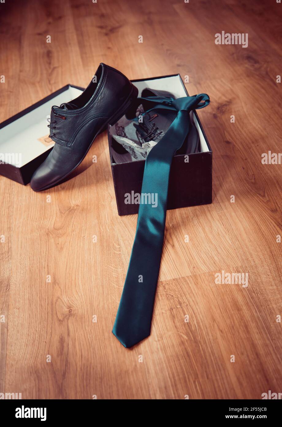 Hochzeitsaccessoires. Schuhe und Krawatte des Bräutigams. Stockfoto