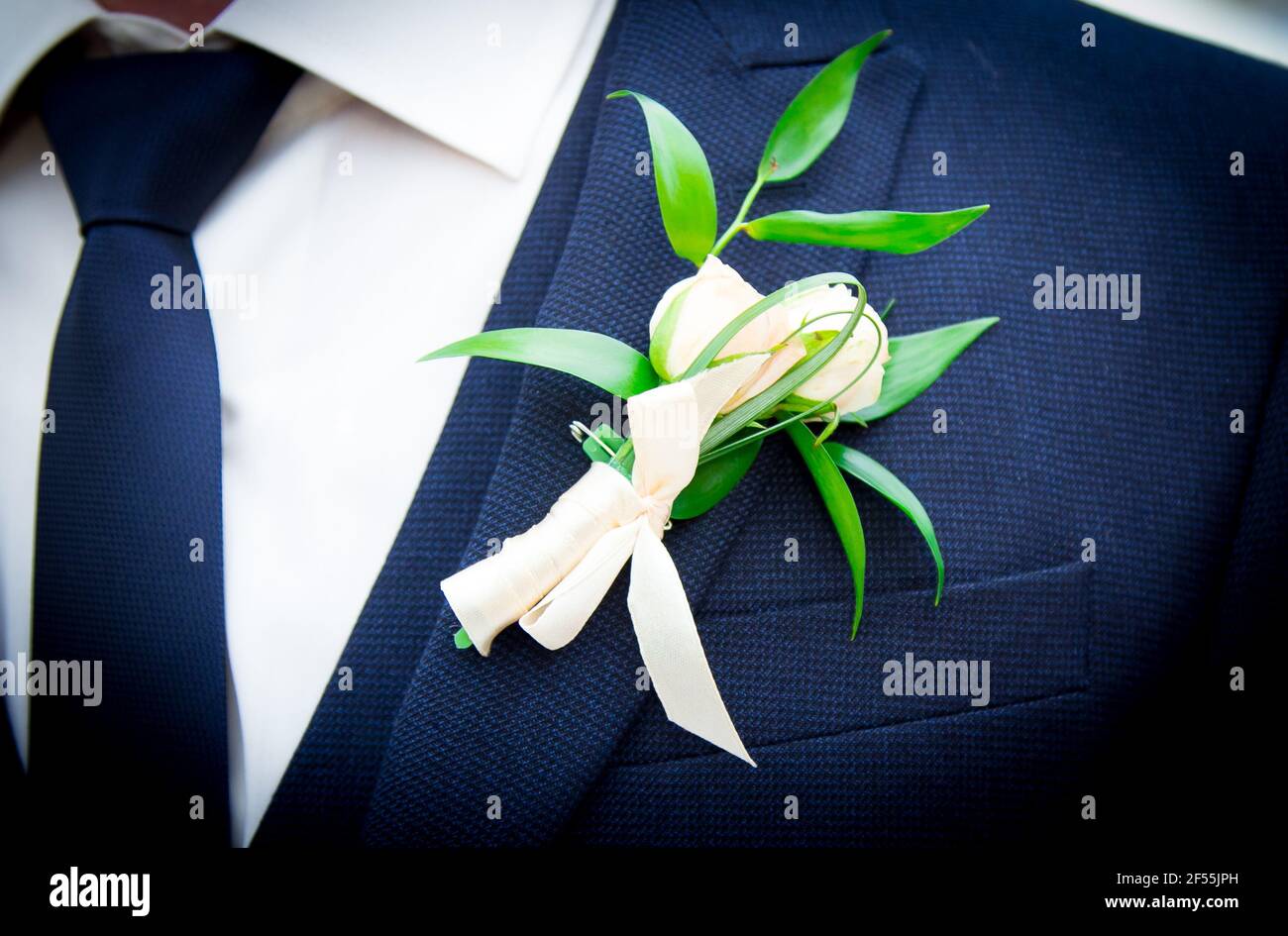 Hochzeitsaccessoires. Ein Bouquet auf dem Revers der Jacke des Bräutigams. Stockfoto