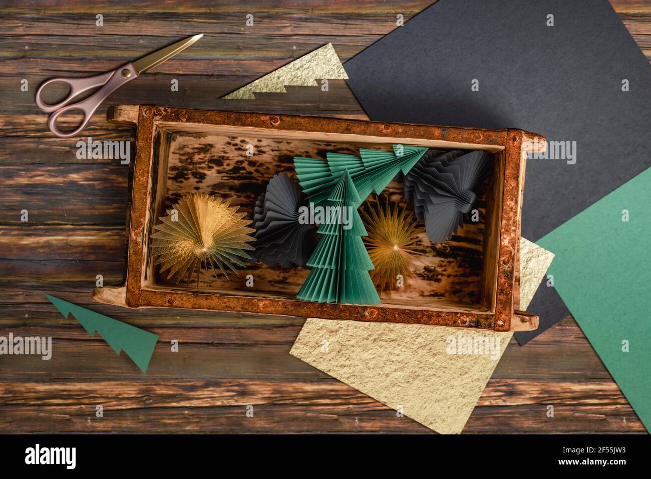 Dreidimensionale Darstellung der Holzkiste mit einfachen Papierhandarbeiten Stockfoto